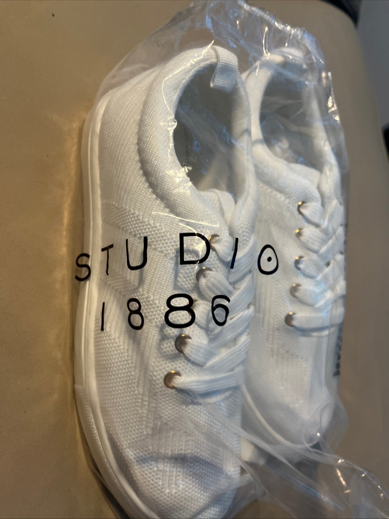 size 8 Avon Studio 1886 white tennis shoes