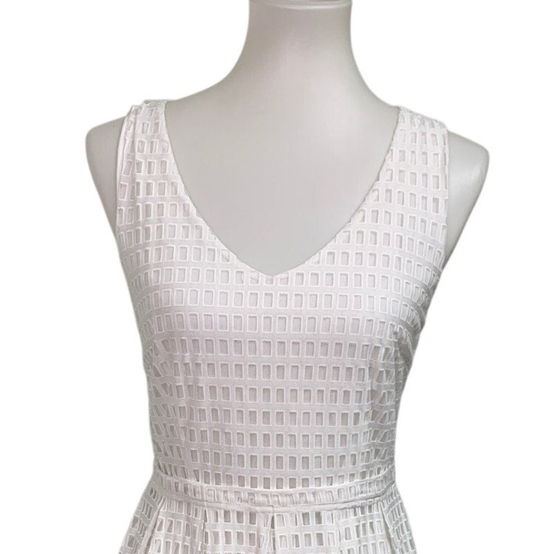 Everly Womens Medium White Sleeveless V-Neck Lace Back Zip Fit n Flare Dress