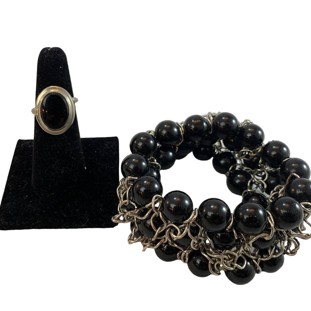 Vintage Black Stone Oval Size 7 Ring With Bonus Beaded Stretch Bracelet