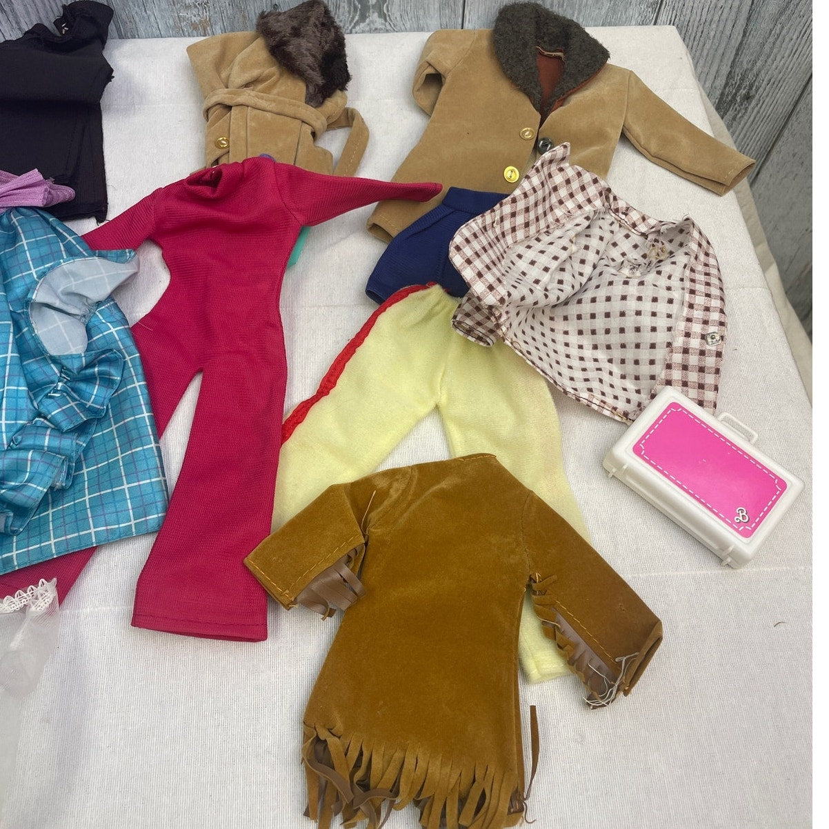 Vintage 1966 Mattel Barbie 1977 Fashion Doll Vinyl Travel Case Clothing Outfits