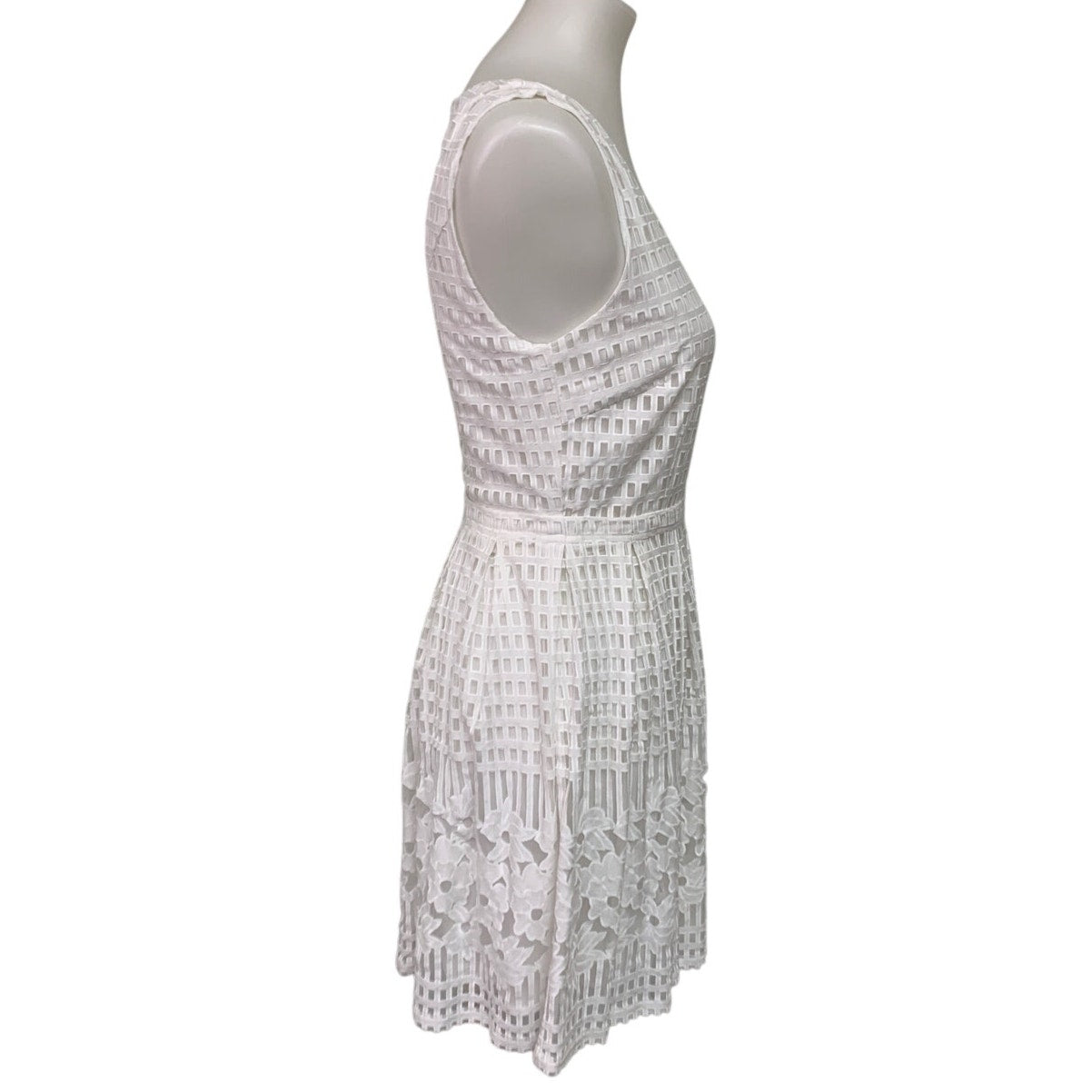 Everly Womens Medium White Sleeveless V-Neck Lace Back Zip Fit n Flare Dress